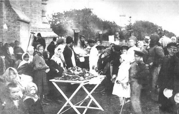 Один із пунктів харчування для постраждалих від вибухів на Звіринці. Червень 1918 р.