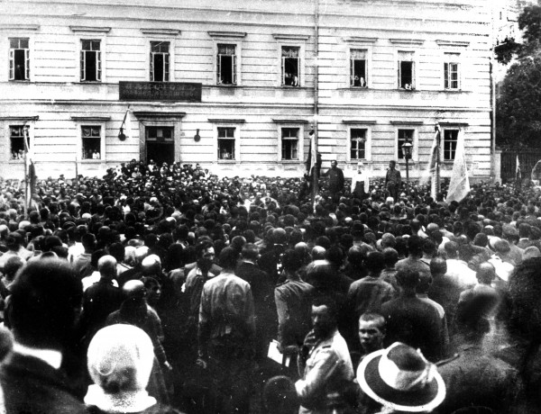 Мітинг перед будинком Українського генерального військового комітету в Києві під час проведення I Всеукраїнського військового з'їзду. Травень 1917-го